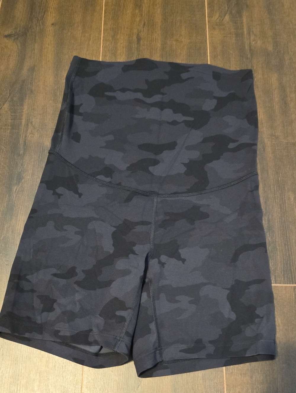 CRZ YOGA Black/gray Camo Maternity Biker Shorts